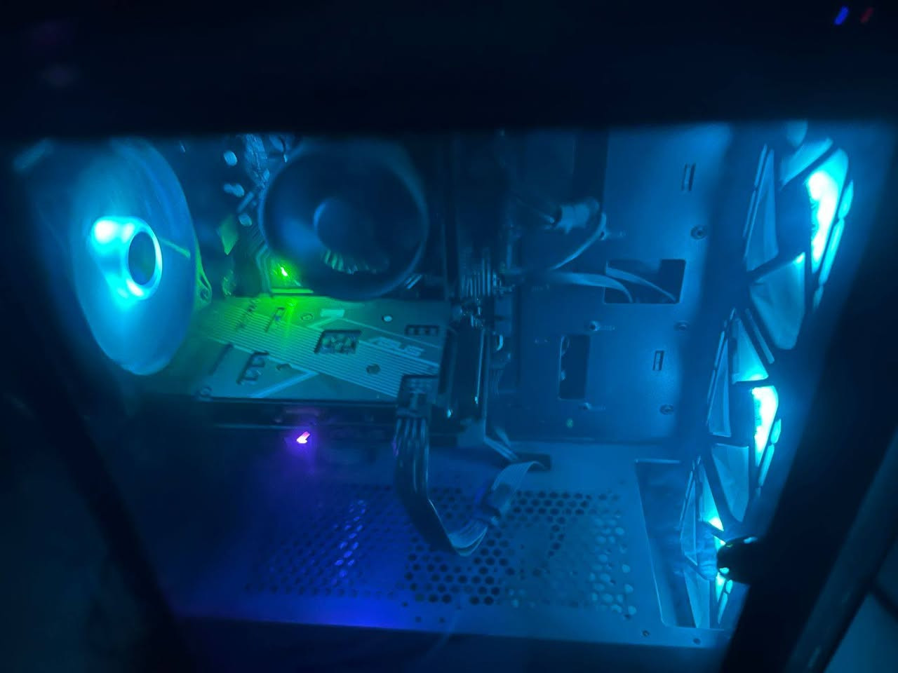 تجميعة للبيع
intercore i5-10400F معالج 
NVIDIA RTX3060 12GB كرت شاشه
PRIME H510M-E مذربورد
16GB DDR4 3200 رامات 
SSD SATA 1TB هارد
HHD 1TB هارد 
SSD NVMe 128GB هارد
شاشه منحنية 
sonic view 144هرتز 
1ms mode 
Full HD 
كرسي كيمنك
 وسماعة  كيمنك
وكيبورد ميكانيكي jertech
 وماوس red dragon 
الحاسبه كامله مكمله
المكان بغداد الحرية 
السعر مليون و150
للاستفسار 
‪0781 816 2379

