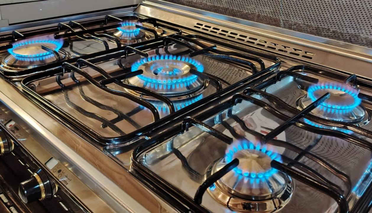 💖طباخ كريازي مصري الأصلي للبيع💖
الطباخ كلش نظيف وأعيد واكرر (( الطباخ مصري الأصلي مو التقليد)).
✅️ الطباخ نظيف كلش هو والفرن والفديو والصور منزلتهن وتكدر انت تحكم.
✅️ نار زركه كل العيون َوالفرن.
✅ كل الكهربائيات تشتغل الجداحات وضوه الفرن وماطور شوي الدجاج. 
✅️ وياه كل غراضه الاصليه كامله. صينية الفرن والشبجه وشيش وقاعدة الشوي. 
🔴 السعر 350 قفل 🔴. السعر مابيه اي مجال. 
الطباخ كلششش كلششش نظيف. 
✅️ ((مكلفه بالنشر فقط ولا تراسلني منزله كدامك رقم وعنوان اصحابه)) ما ارد ع الخاص منهم تكدر تستفسر.
ماعدهم توصيل ولاحجز للطباخ.
مكان الطباخ بالاعظميه. 
***********
