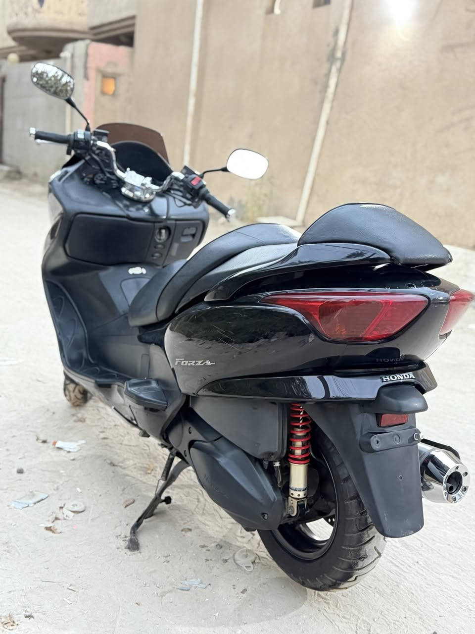 السلام عليكم

فورزا 08 (لون باذنجاني)
6 گير 
3 تحويلات
سبورت، عادي، اوتوماتيك (شغالات كلهن)
تدفئة يدات (فقط يسار)
ستاند صفح نيكل
لايت زينون اصلي 
اشاير ليد
بگ لايت ليد
مكينة بلاد ممفتوحة ولا برغي
دهن اصلي امزويل ومومتل
صار ٦ اشهر من نزلتها من الرمبة والوصل موجود

(السعر مليون وربع وبيها مجال)

المكان كربلاء، للتواصل: ***********
