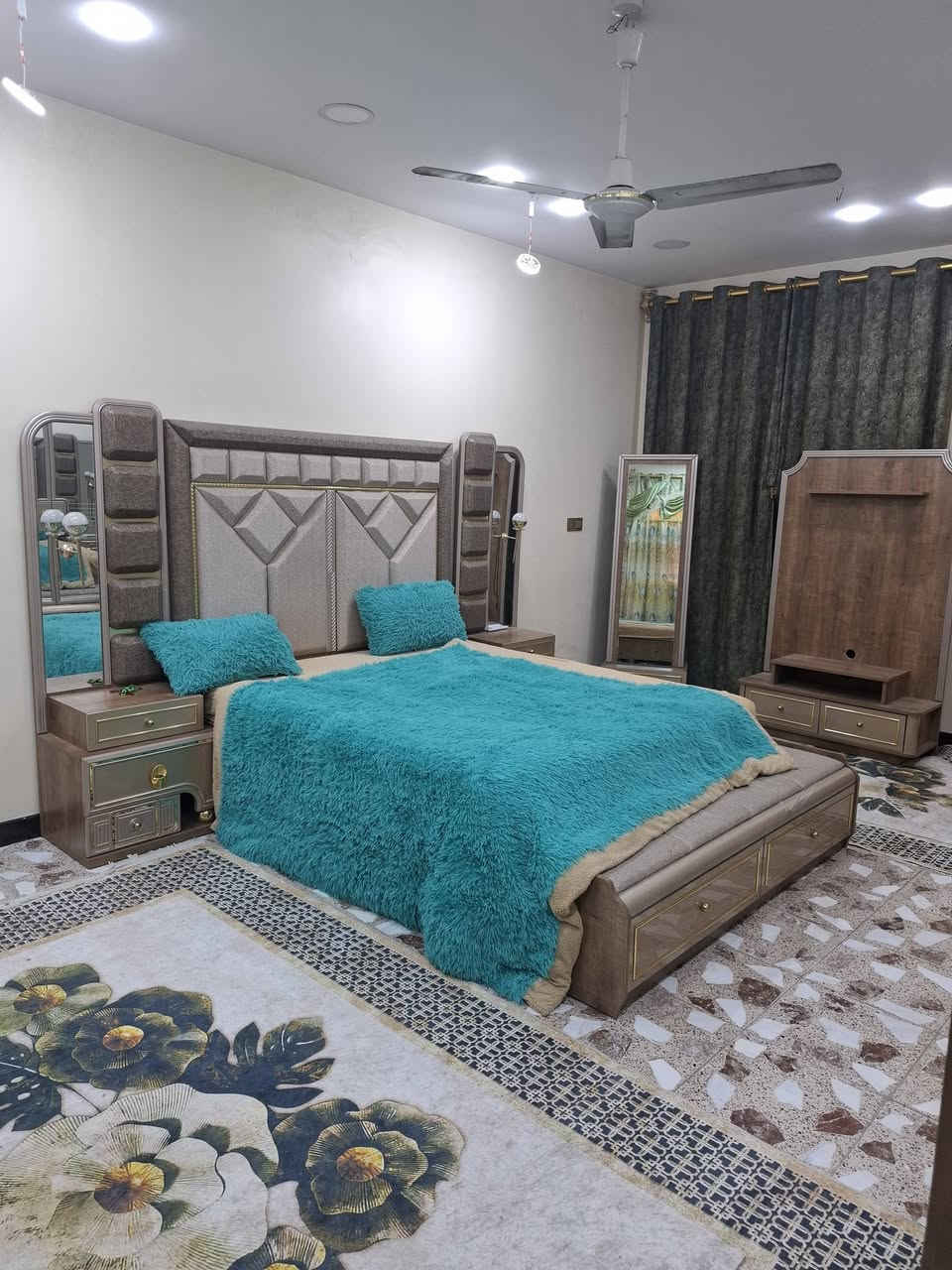 غرفة نوم تركي 11 قطعه للبيع جديده كلش ***********
