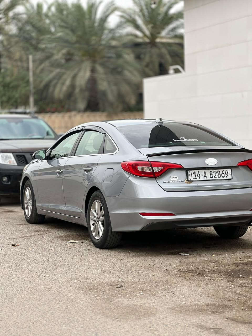 السلام عليكم سيارة سوناتا 16 لونها فيلي وارد امريكي للبيع بأسمي السيارة سنوية جديدة مرقمة بصرة الرقم الانكليزي السيارة جاهزة من كلشي حدادية جديدة تبريد تدفئة كلشي شغال بيها حادثها كلش بسيط سعرها 130$ للعلم انا مبدل بيها ربل ولف ومعلي الگازگيت وبيها طخه بسيطة بـ باب العبري خلف السايق للتواصل : ***********
