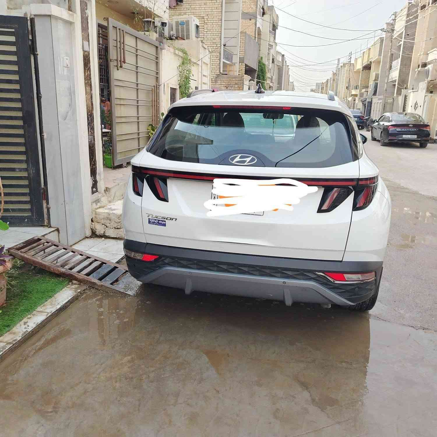 فول تحكم استيرن حساسات امامي خلفي كامره خلفيه بصمه تشغيل عن بعد تحكم منحدرات سايد بريك لمس كراسي كهرباء تبريد قطعتين ماشيه 85 الف محرك 2000. 
سياره. بيها رواجز فقط.  لا مصلح ولا شي 
مكاني بغداد الدوره شارع ٦٠ 
السعر ١٦٥ وبيها مجال. 
***********
