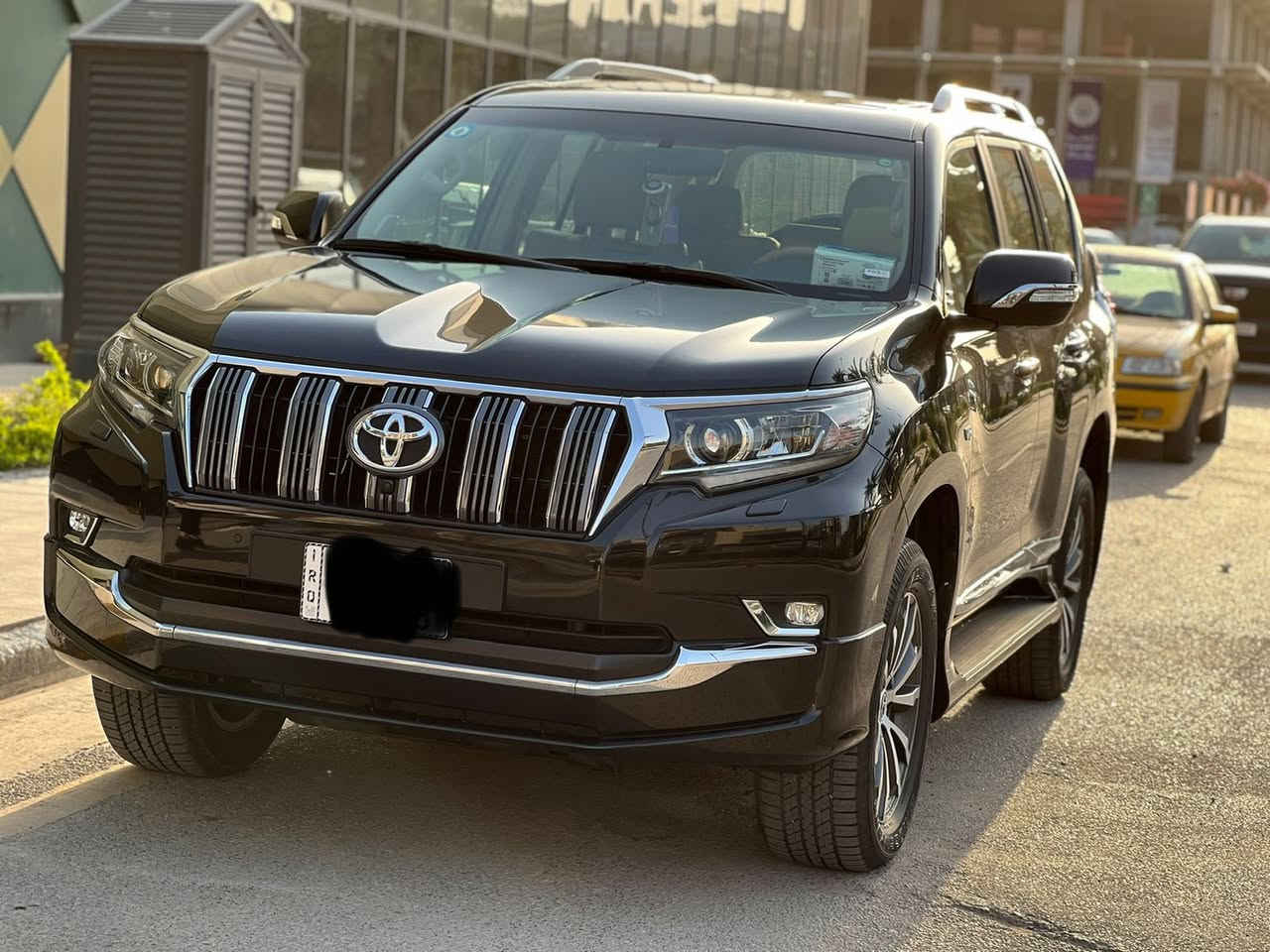 السلام عليكم برادو VX 2022 باب اول خليجيه وكاله SASماشيه 18 الف حقيقي سياره كلش جديده 
فول موصفات 
مكان سياره بغداد اليرموك
السعر505$
***********
