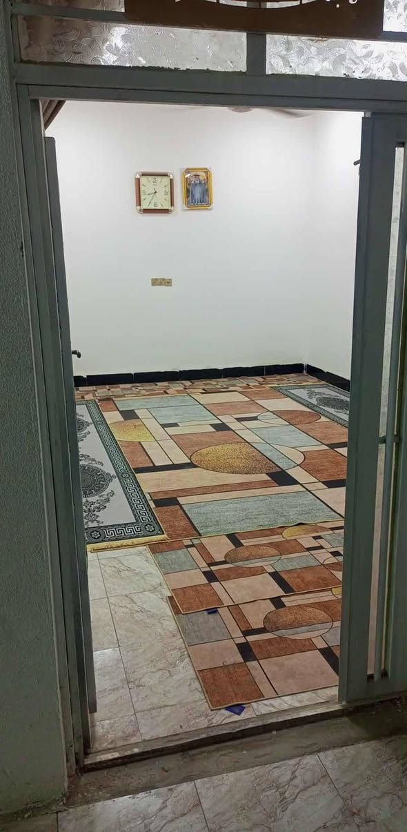 السلام عليكم بيت للبيع المساحه ١٥٠ غرفتين وصاله وستقبال ومطبخ وحمامات ثنين جاهز علا اخر حبايه اساس وسقف صب مركزي بنا طابوك وبلوك قريب علا شارع ١٠٠ متر عن لشارع لعام مكانه شارع لمطار السيدين بين لدخول والخروج مال لمطار منطقه هاده ومرتبه السعر ٥٥ وبي مجال مرقم بلديه ومعاملت تطويب بي رقمي ***********
