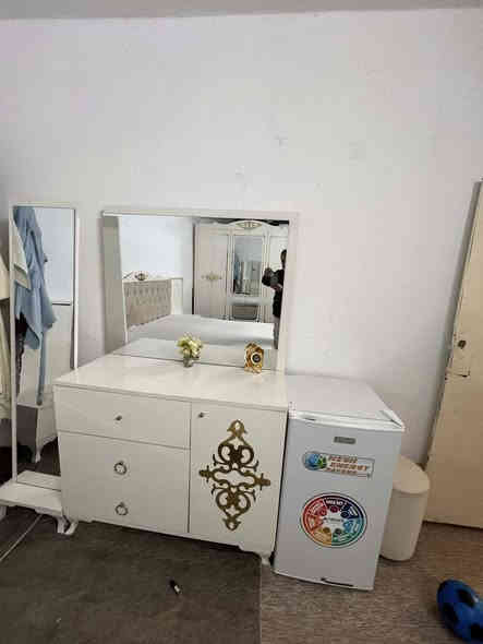 غرفه نوم ابواب شبه جديده  سعر ٤٠٠ بي مجال مكان دهوك ***********
