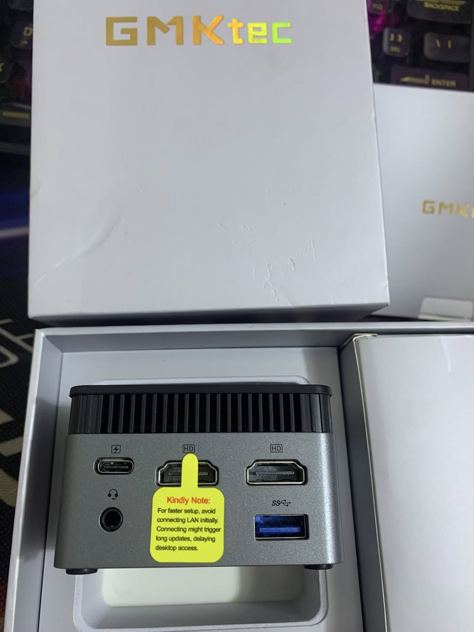 السلام عليكم
ميني بيسي mini pc ❤️
للبيع جديد مفتوح فقط فحصته جديد يعني 
براند معروف ومواصفات كله مبينه بالصور 
رام 12g ddr5 
تخزين 256g ssd 
وبقيه المواصفات موجوده بالصور 
سعره ٢٤٠ الف وبي مجال مكاني اعظمية 
*********** هذا رقمي
