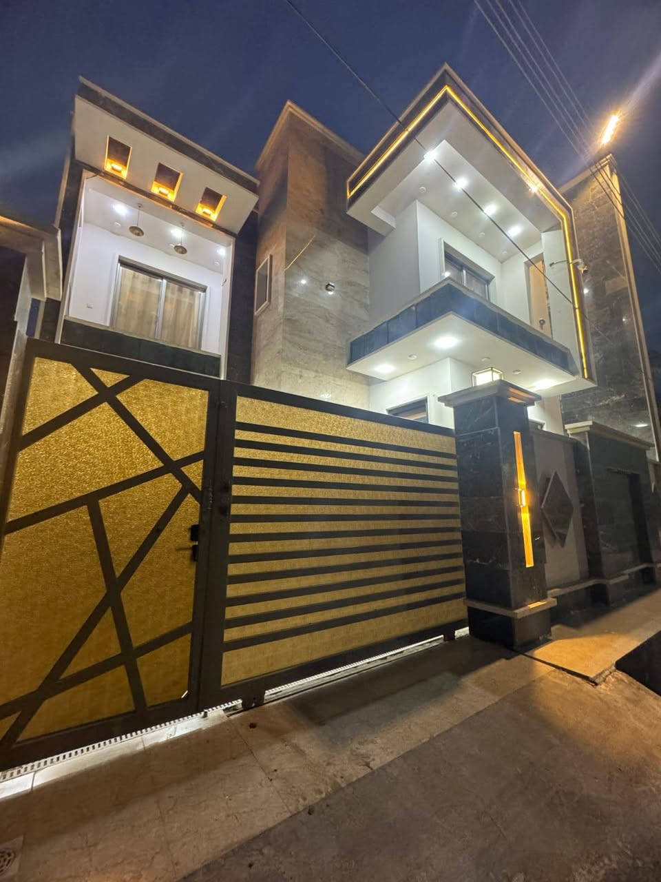 السلام عليكم 
دار للبيع 
مساحة ٢٠٠ متر ركن على شارعين كل شارع عرضه ٢٠ متر 
العنوان بعقوبة كاطون الرازي شارع مركز صحي الرازي 
رقم العقار  2878 مقاطعة 39 
مواصفات الدار 
بناء طابوك جمهوري 
واجهة مرمر 
سيراميك هندي شركة ايتاكا 
نوافذ المنيوم سلايت 
أبواب خارجية تركية قاصة 
نقوش مغربية 
الداخل جص وبورك 
يتكون من طابقين 
الطابق الاول 
استقبال ٦×٤ مع مجموعة صحية خاصة للضيوف 
هول ٥.٥ × ٤ 
مطبخ بارد ٥× ٤ مع مطبخ حار 
غرفتين نوم كل وحدة ٥×٤ 
صالة درج مع مجموعة صحية متكاملة
غرفتين نوم فوك وحدة ٦×٤ مع مجموعة صحية والثانية ٥×٤ كذلك صالة كبيرة ومجموعة صحية ومخزن وسطح اول 
بناء البيت سنة 2023 
ما بيه اي نقص 
للاستفسار اكثر الاتصال على الرقم 
***********
