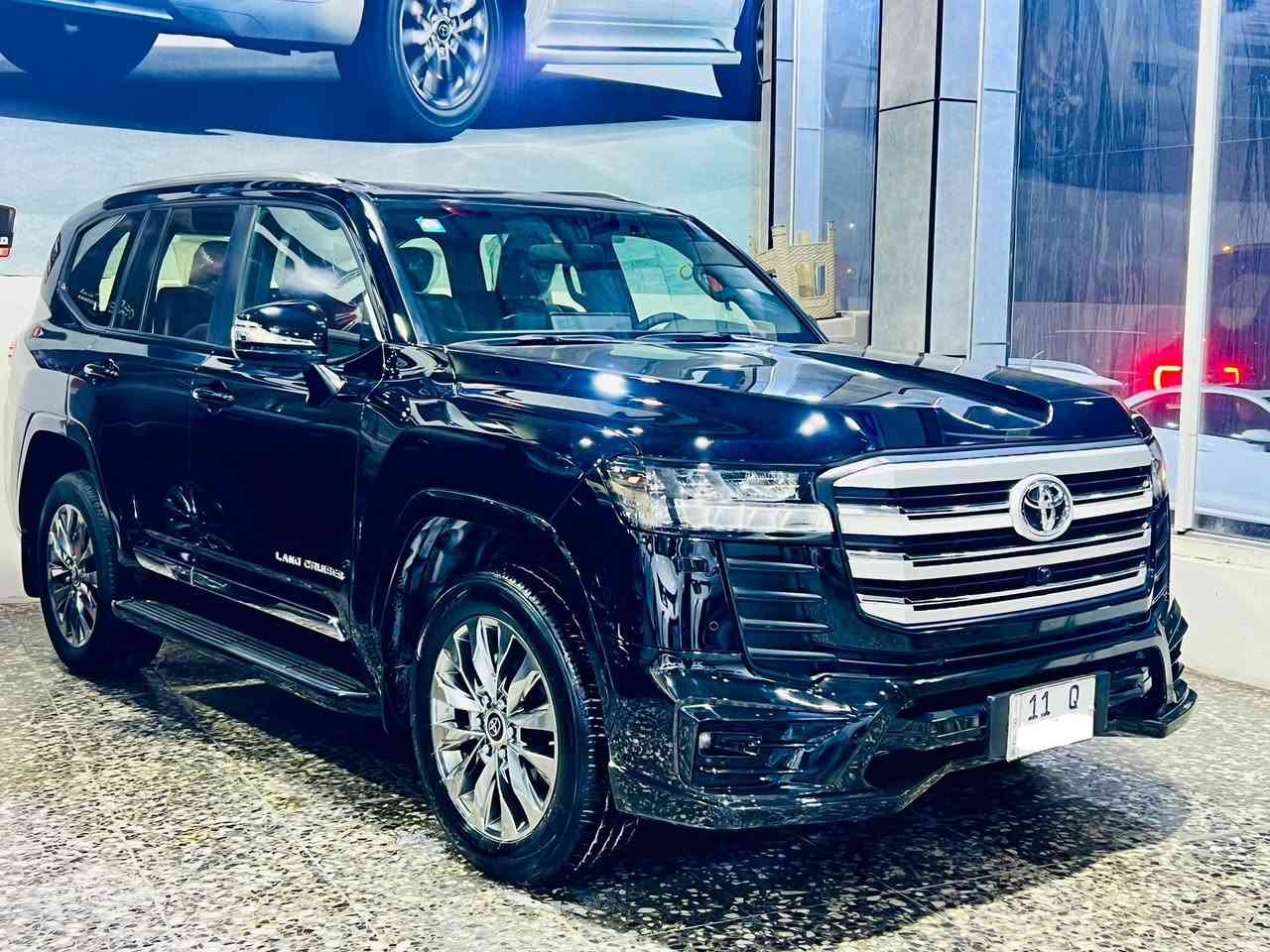 السلام عليكم 

الاندكروز 2024 ابريم داخل احمر 

فول موصفات 

مكينة 4000 

ماشية 50 الف 

العنوان بغداد زيونة مقابل ملعب الشعب 

الاتصال ***********
