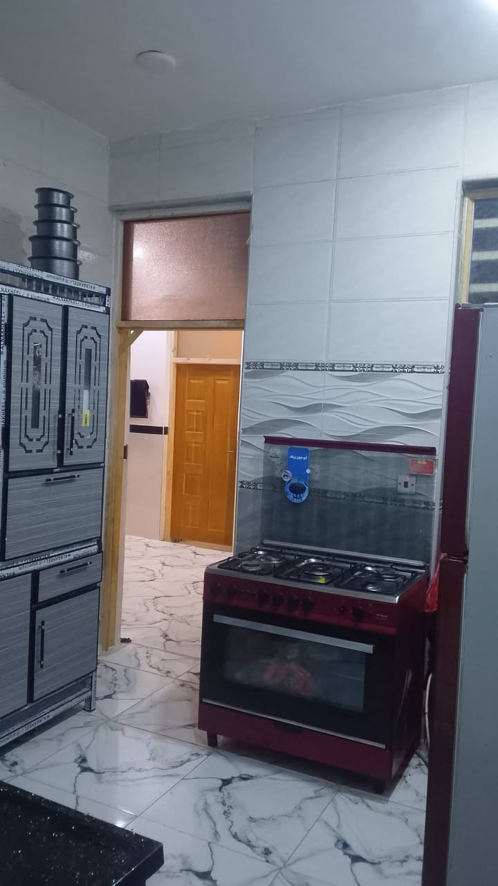 السلام عليكم عندي بيت البيع محموديه احي المرتضى قرب مدرسه سهل الخضر ماء مجاري كهرباء 100متر غرفه صاله ستقبال مطبخ وصحيات داخليه وخارجيه الستفسار ***********
