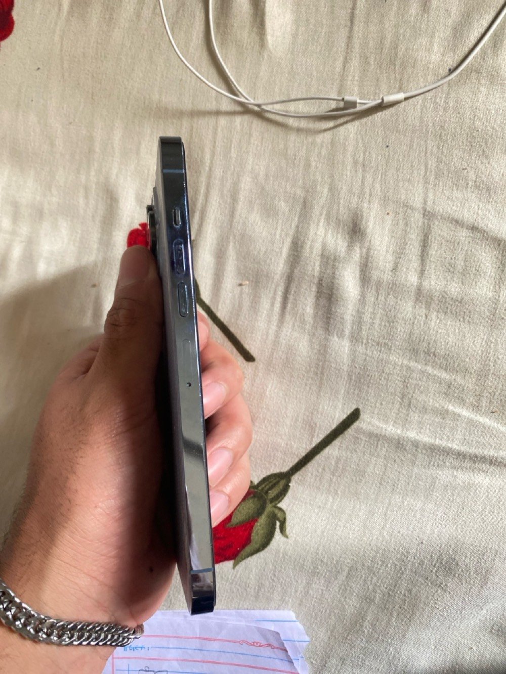 ايفون 13 برو ماكس 
ذاكره 256 
بطاريه 85 
بس الظهر مكسور 
جهاز وتر ابد ماادخل صيانه 
سعره 575 بيه مجال 
مكاني بغداد المعامل
