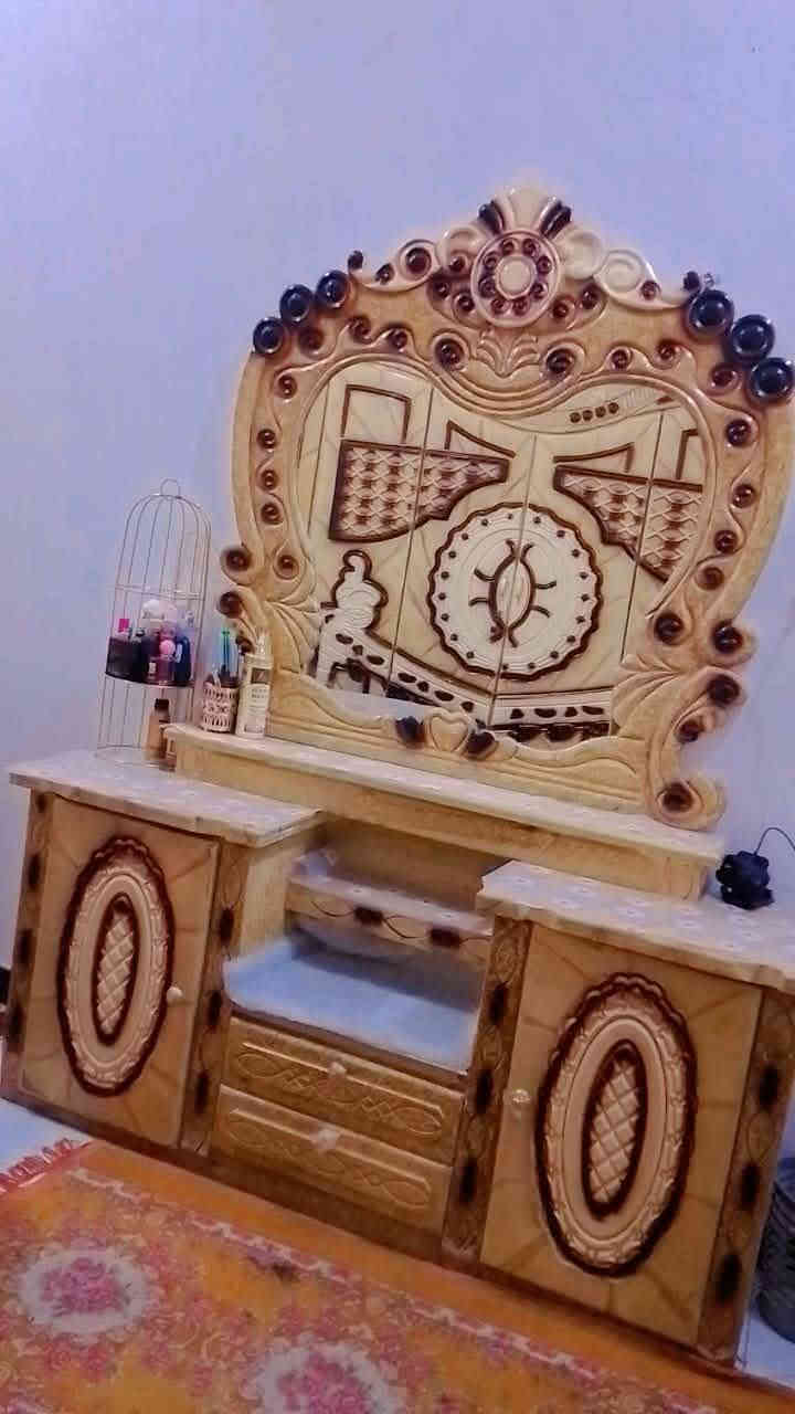 اللهم صل على محمد وال محمد 
السلام عليكم غرفه نوم للبيع جديده ولا شخط ب700وبيه مجال العنوان ناصريه الفداء راسلني واتساب ***********
