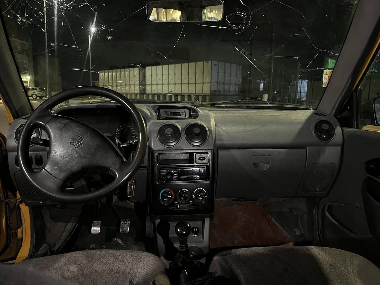 سلام عليكم سايبه مديل 2015 سياره بيه جملغ امامي جملغ خلفي شويه من الباب السايق سياره سنويه صاقطه مطلوبه المرور وهيه شواصي السياره مكفوله كير محرك السياره معروضه 28ورقه بيه مجال الستفسار***********
