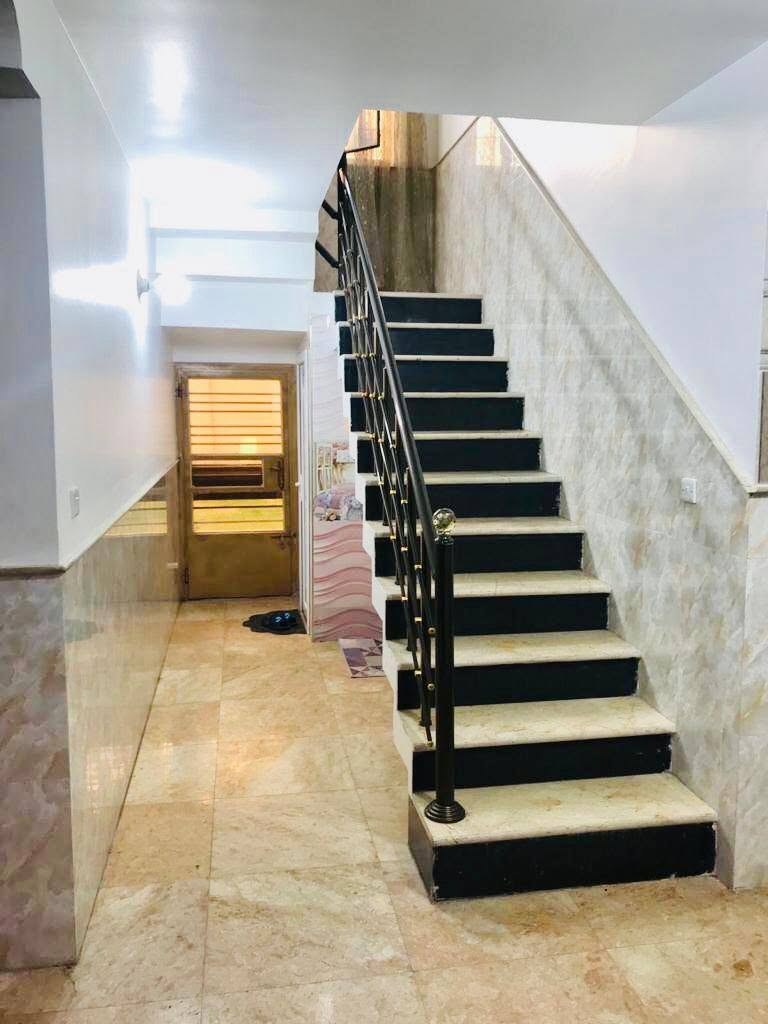 دار للبيع في بغداد الشالجية قرب جامع براثا
المساحة الكلية 400 متر مربع واجهه 13,40م نزال 30م بناء 2019 
للاستفسار ***********
يتكون من طابقين
الطابق الاول يحتوي على :
حديقة امامية وكراج سيارات وشلال نافورة ومجموعة صحية
استقبال مساحتها 6x5
صالة 4x 7
مطبخ 4x 4
غرفة نوم 4x 4
مجموعة صحية عدد 2 داخلية
الطابق الثاني :
غرفة نوم مساحتها 6x5 تحتوي على مجموعة صحية
غرفة نوم مساحتها4x 6 تحتوي على
غرفة داخلية مساحتها 3x3 مع سطح
غرفة نوم 4x7
غرفة نوم 4x4
مجموعة صحية
البيتونة صالة مساحتها 4x6
سطح
حديقة خلفية.
للتواصل ***********
