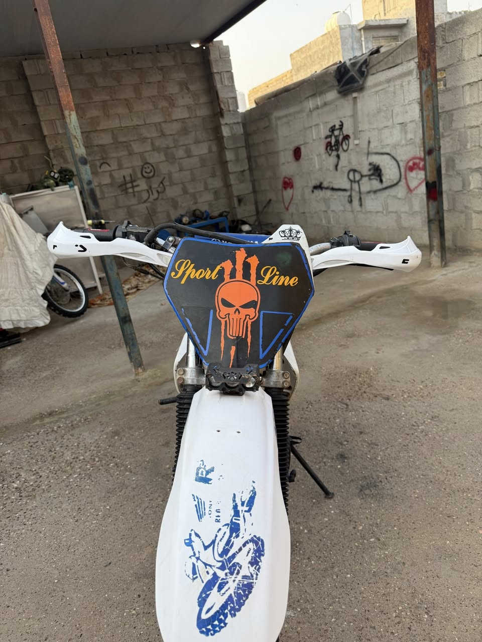 اعيد نشر بسبب الوعود الكاذه اذا ماتشتري لا تخابر وبعدين ماتجي  قفاز ياماها محور 200 كلشي موضح بصور جاهز شغال لادخان لا تنقيص لايت بك شغالات بريكات امامي وخلفي شغال زوج تايرات جدد وياله نضيفات اي شي مابيها. بلات كدام نضيفات لا دهن ولا نضيح دبل خلفي صيني دراجه نفس صور اي ختلاف ماكو صفاحيه نقص  عنوان قظاء علي الغربي سعر اتصل لين اكو عالم ماتخاف الله ***********
