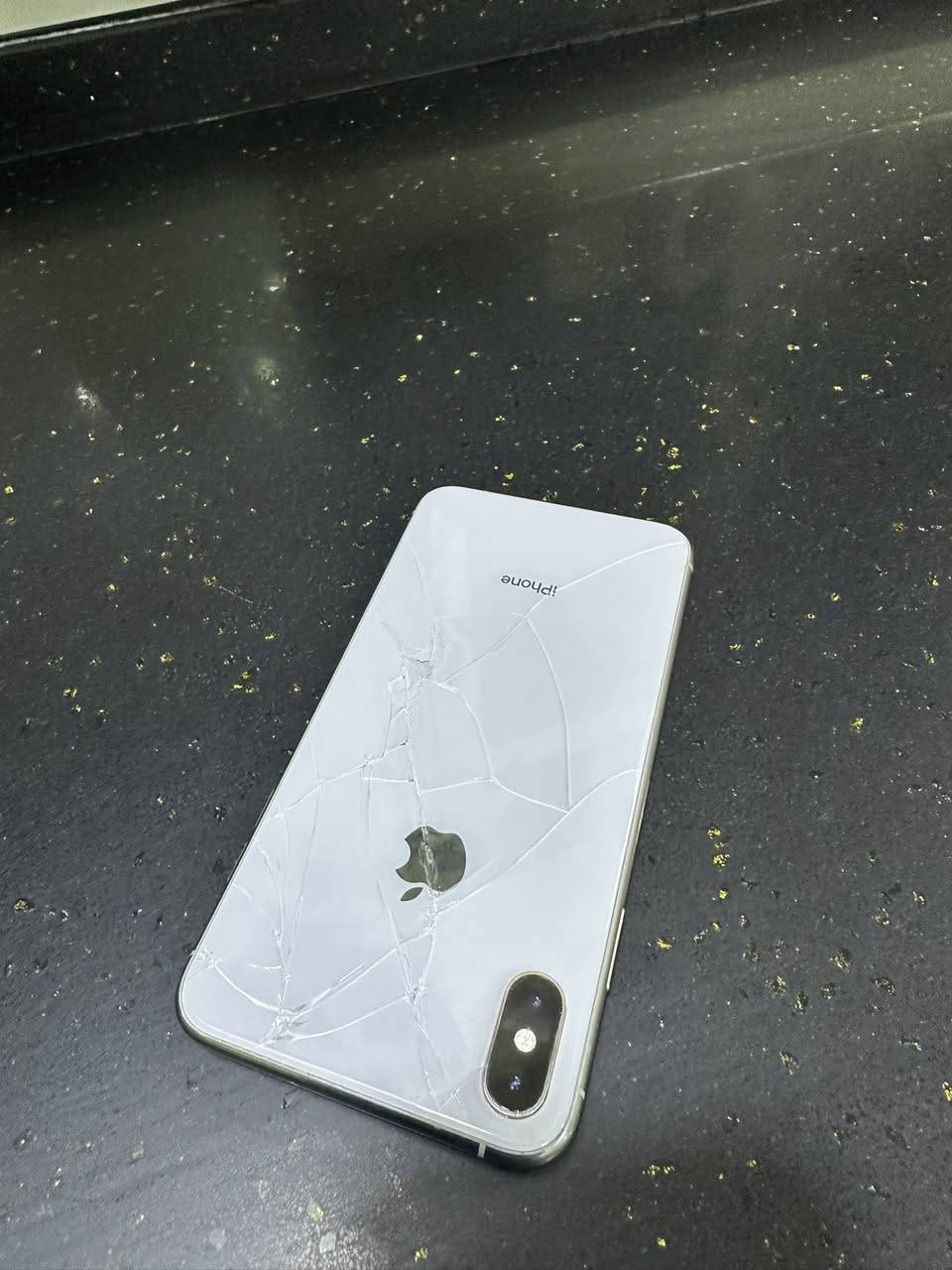 ايفون xs ماكس 
ذاكره 64
يحتوي عله شريحتين 
مبدل بطاريه فقط ول فيس ايدي متوقف
دكمه لتعلي وتنصي متوقفات  
شاشه وضهر مفطوره بس شغال طبيعي 
سعر 85
مكان حله مركز 
رقم ***********
