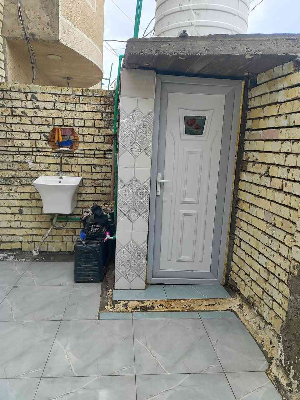 السلام عليكم بيت مساحة 100م واجهة 5 نزال 20 يحتوي على استقبال وممر داخلي وصالة مفتوحة وغرفة نوم مع حمام سويت داخلي بناء حديث وطابوك الاساس رفت مقابل البانزيخانة قريب على شارع على البزل ماء كهرباء ومجاري للاستفسار 
*********** بيه واتساب 
نوع السند 25 بيه إقرار محكمة
