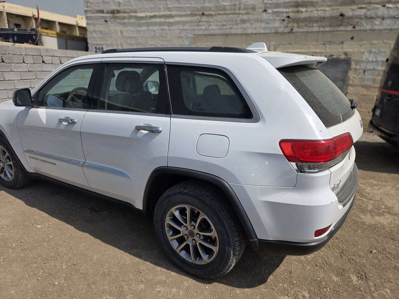 السلام عليكم من رخصت الادمن 
جيب لاريدو خليجي ١٤ رقم بغداد فقط بارد بيها مكانات بسيطه كلش السعر ٢٢٠ وبيها مجال الاتصال ***********/***********
