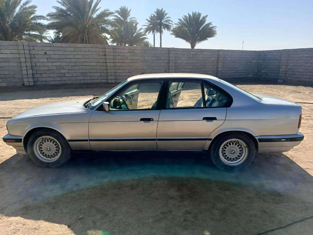 بي ام 535 موديل 1990 باسمي محرك 6 سلندر مفتوح
سنويه 2028 رقم بغداد باسمي 
السياره شغاله بس الكير واكف 
سعرها 40 وبيها مجال موبايل *********** غير متواجد على الفيس
