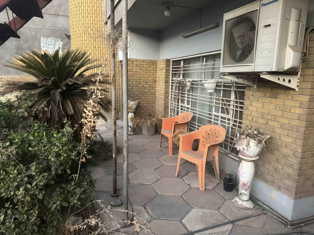 بيت للبيع 400 متر البنوك شارع الكنيسه فرع مدرسه القيم يباع كامل او نص ( غير معروض عند دلال ) 
***********
