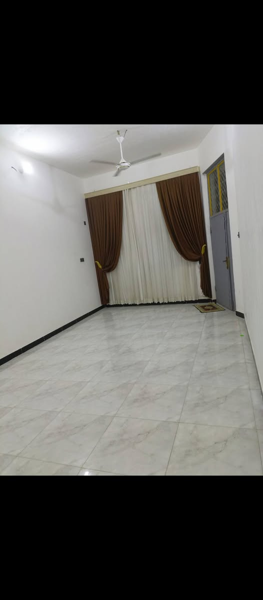 اللهم صلي على محمد وال محمد بيت زراعي بناء سنه 2025 مساحه 150 يتكون من كراج واستقبال وصاله ومطبخ وغرفتين وصحيات داخليه وخارجيه ومنور الموقع ناحيه اور السديناويه قرب مدرسه صفي الدين للاستفسار  *********** السعر 80 وبمجال
