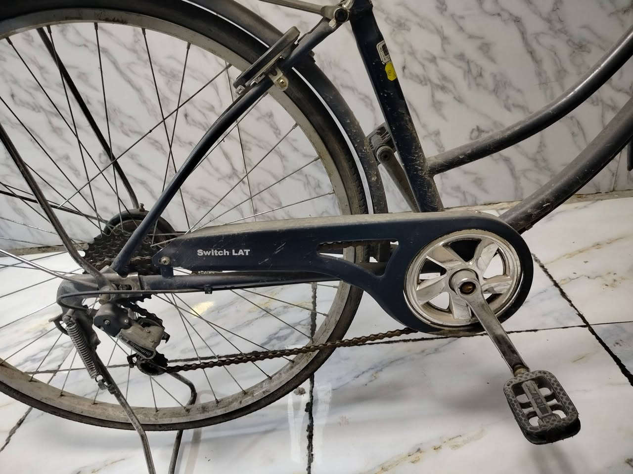 السلام عليكم من رخصه الكروب بايسكل ياباني اصلي نمره 5 حجم 27 للامانه نظيف جداا بس غسله عوزه سبب البيع اريد أخذ دراجه الباسكل عوزه تأير خلفي والويل نقص 3او اربع اسيام لاامانه داينمو شغال كير شغال كله فول ياباني للامانه ماخذه 150 حاليا 100 لاتصال أو الخاص *********** المكان شارع الكفاح
