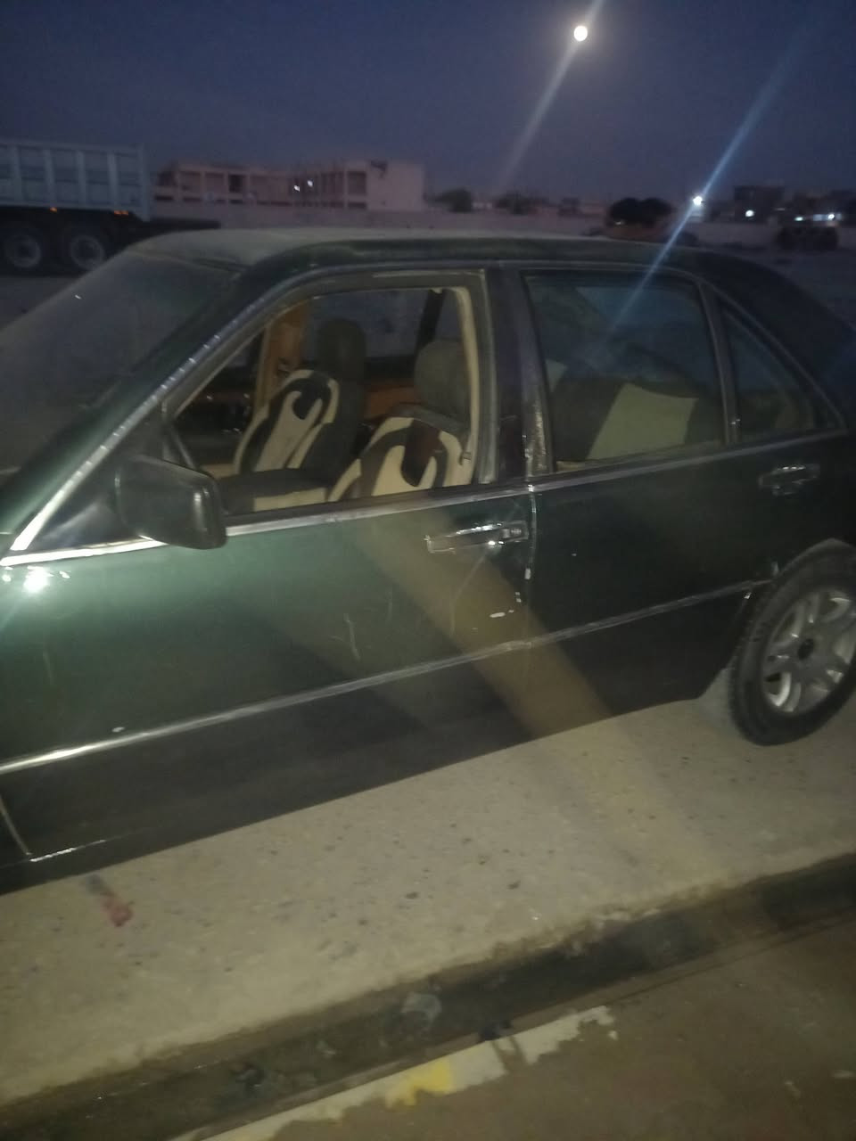 السلام عليكم 
سيارة مارسدس شبح موديل 92 حجم 300 بغداد خصوصي مكينه راس الثور سياره جاهزه شغاله سعر 35 وبي مجال رقم الموبايل واتساب ***********
