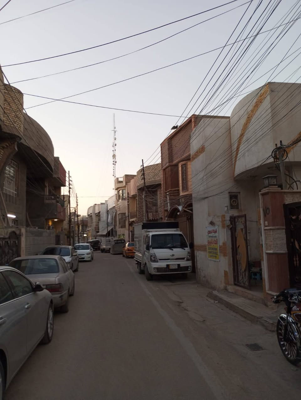 السلام عليكم تعلن شركة الجبوري للعقار والمقاولات العامه عن بيع دار ملك صرف زراعي سند 25 في منطقة الكريعات شارع قيس أبو نائيله بناء نضيف كامل الاخدمات
1 المساحة 100 متررر 
2 الواجه 5 مترررر 
3 النزال 20 مترررر 
4 عرض الشارع 7 مترررر 
5 السعر 230 مليون وبي مجال 
يتكون من طابق ونص 
الطابق الأول طرمه وصاله وحولي ومطبخ وغرفة نوم وخدمات ومنور 
الطابق الثاني غرفة نوم وحولي وخدمات وبيتونه وسطح 
عنوان الشركة الكريعات الكويتي شارع حسينية ابي تراب قرب فلكة القرغولي استفسار اتصال على الارقام التاليه 
*********** أبو صكر الجبوري 
***********
