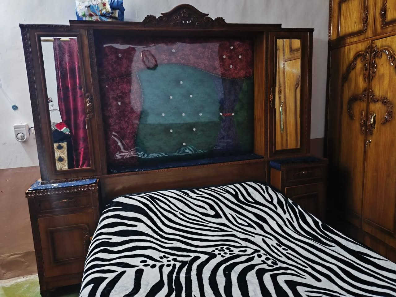 السلام عليكم ورحمة الله وبركاته مكلف بالنشر غرفة اخشاب للبيع الشراي يتصل*********** وكل الهلا بالشرايه
