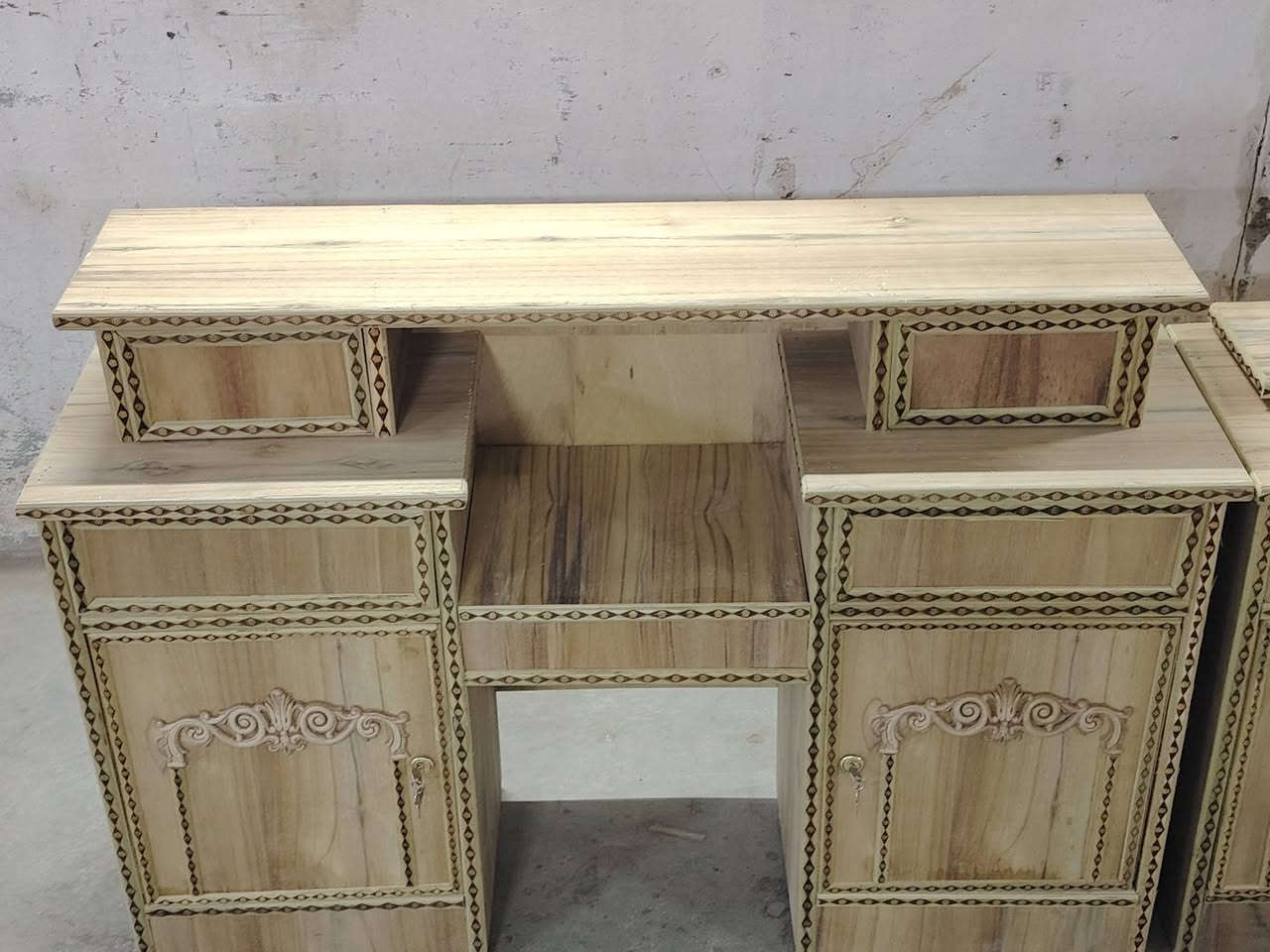 سلام عليكم من رخصت الدمن المحترم نواعم الو توابع شغل درجة اولئ الزاوية برتفاع الكنتور ميز طابقين٤مجرات والكومديات باب ومجر وسويج شغل حلو ومرتب نقش حاميل سويجات الميز ارتفاع متر مكان المعمل بغداد كسرة وعطش للستفسار التصال بل رقم *********** ثاني *********** ابو عباس لنجار (السعر ١٦٠ الف)
