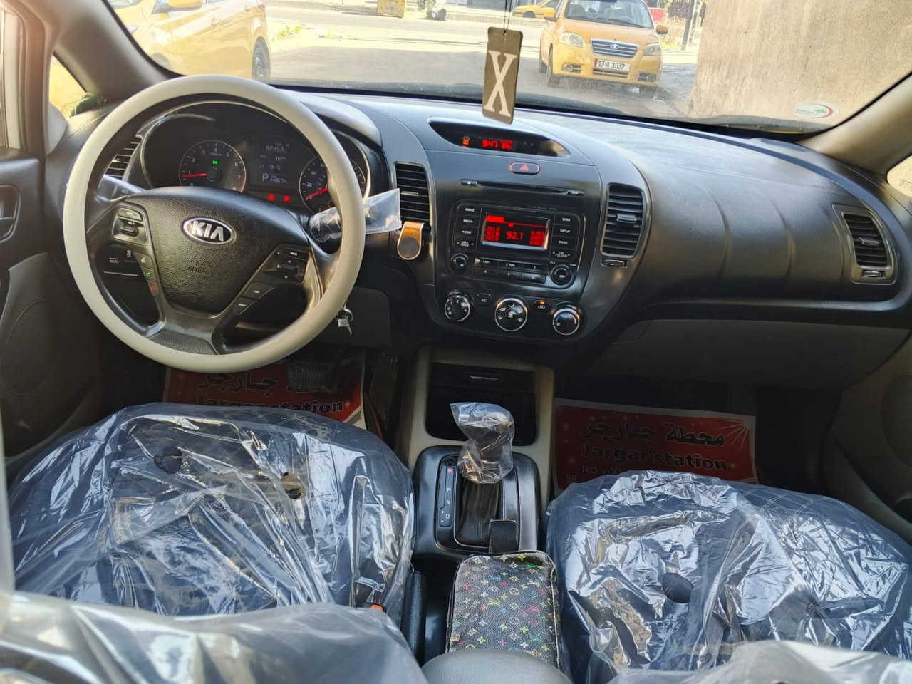 كيا فورتي موديل 2015 رقم بغداد مشروع الوطني تحويل ثاني ملاحظه السياره جاهزه من كل شيء تخم تاير تبريد شغال حجم المحرك 1800 دوش سياره وارد امريكي  السعر 97 وبيها مجال مكان السياره بغداد رقم الهاتف ***********
