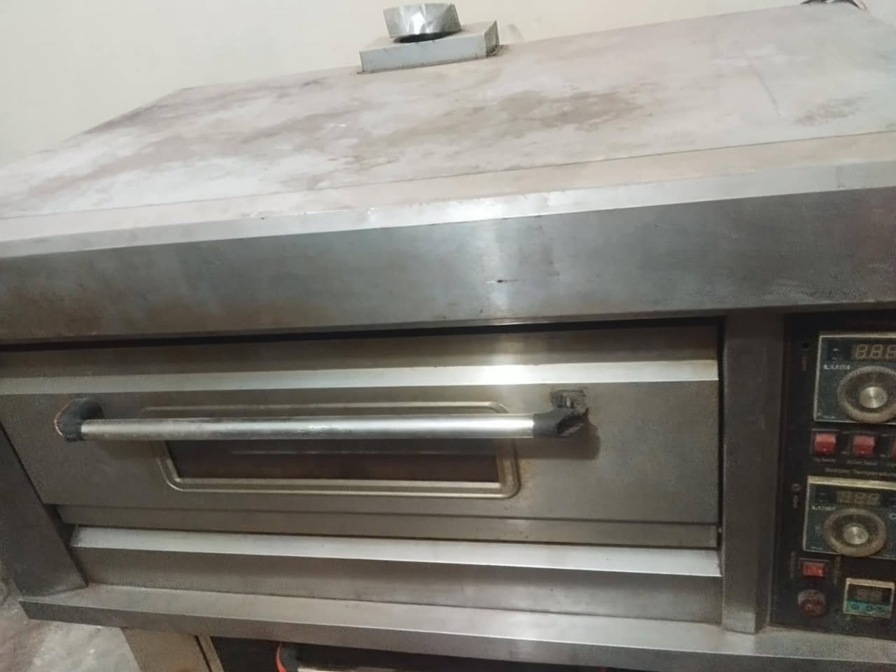 السلام عليكم 

غراض للبيع نظيفات جدا 

شوايه كص 
عجانه سوريه 
فرن طبقي خانه وحده 

***********
***********
