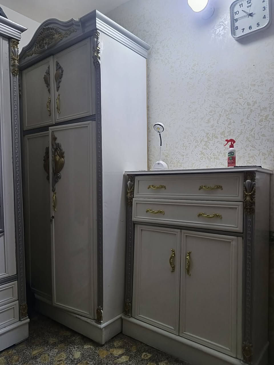 السلام عليكم عندي هاي الغرفه مستخدمه سنه ونص صاج عراقي تصميم تركي ماخذتهه ٣ و١٠٠ رايدتها مليون ونص ومستعجله ع البيعه مالتها الي يحب يستفسر يتصل ع هاذا الرقم ***********
