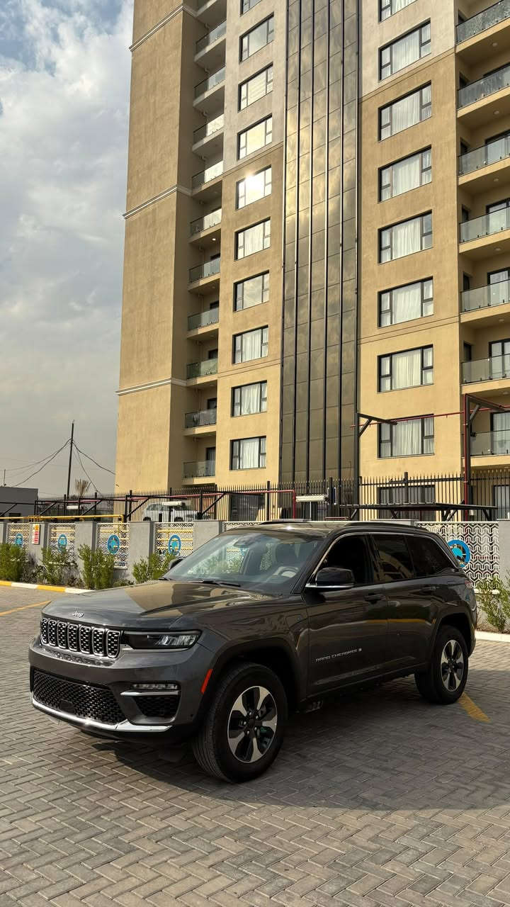 السلام عليكم 
Jeep grand cherokee 4xe
كهرباء وهايبرد وبانزين
لون فيلي فول مواصفات عدى الكاميرات 5 راكب
حادثها جاملغ ايسر فقط ومبدل
السيارة ماشيه 12 الف ميل فقط
سعرها 325 رقة وبيها مجال قليل للشراي 
0770 631 2077
