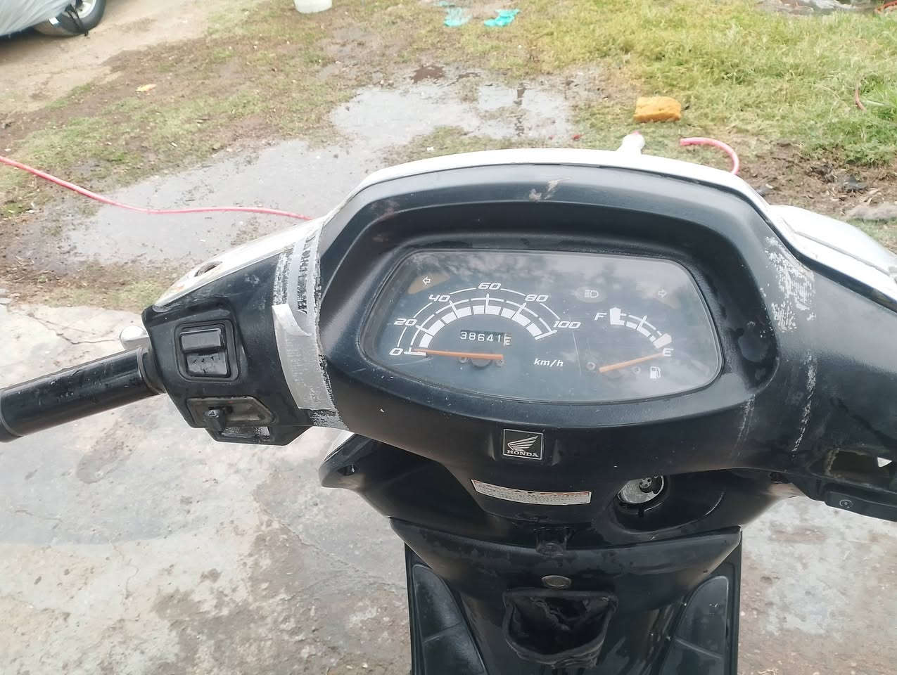 سلام عليكم دراجة سبيسي ياباني طافية ماعرف اشبيهة نارية بيهة دراجة بلادي كلهة مكينة ما مفتوحة كهربائيات شغالة من الطول لطول سلف شغال كاملة كابريتر بلادي صالنصة بلادي  كفرات كاملة ابيع كوم حديد سعر 200 وبيهة مجال مكاني زعفرانية ***********
