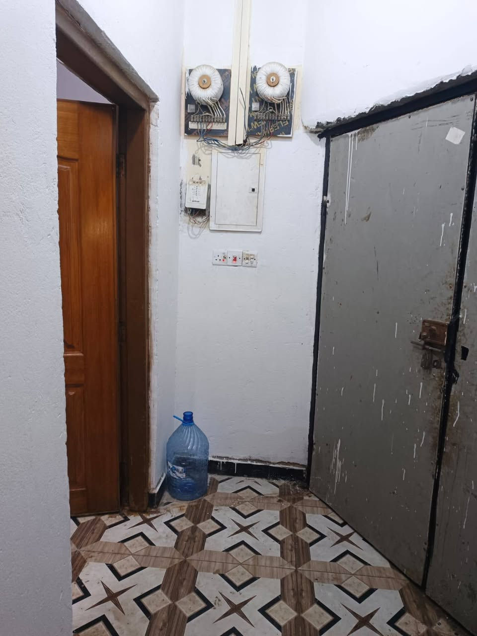 ألسلام عليكم ورحمة ألله وبركاته 👋 
للاستفسار : ***********
توفر دار سكن للبيع 🏭 
مساحة البيت200
على شارع تبليط مباشراً 10م
جميع الخدمات متوفره
مدارس أهليه حكوميه 
مستوصف كلشي قريب عليك
محتويات البيت⬇️
دوانيه
وصاله
وغرف عدد 2
مطبخ
صحيات خارجي + داخلي

طابق ثاني هيكل ⬇️
صاله
غرف نوم عدد 2

نوع العقار طابو زراعي عراقي
سند 25
العنوان : البصره أبي لخصيب 
طريق ألوسطي مقابيل مدرسة طيور لخصيب لاهليه
يبعد عن طريق ألوسطي  رئيسي مسافه 40 م

سعر ألبيت 78 مليون وبي مجال
للاستفسار ***********
