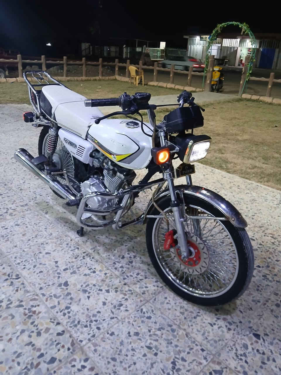 سلام عليكم دراجه للبيع 2023 دراجه جديد كهربائيات كلهه شغاله مكينتهه جديده او ما مفتوحه اوراقهه موجودة  الدراجه عوزهه دبلات الكدام واكفات فقط السعر 425 او بيهه مجال بسيط مكانهه بغداد/ للستفسار ***********
