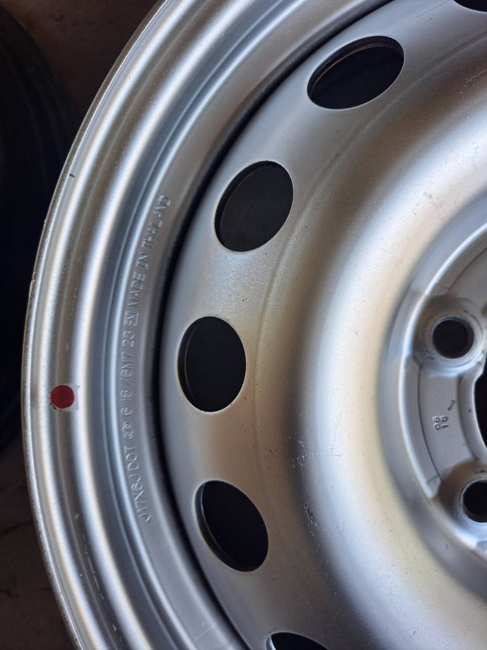 سلام عليكم ويل حجم ١٧ تويوتا أصلي الفضي الرفيع المقاس بدون عواج شرط نضيف حيل مع كبات أصلية سعر ٣٥٠ الف  بي مجال مكان الويل الموصل نينوى ***********
