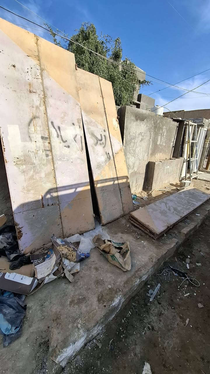 باب محل دفتري حديد ثقيل نظيفة 
6 قطع ونص 
ارتفاع 250 عرض كامل 350 

السعر ٢٥٠ الف 
***********
