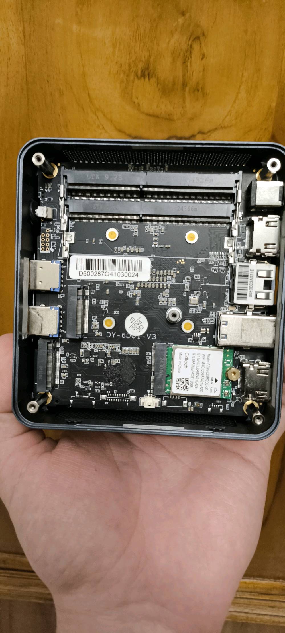 جهاز مني بيسي mini pc chateery an2p
معالج رايزن 5 جيل 5 
كرت شاشة amd vega 8
بدون رام 
بدون هارد 
الملحقات ادبتر التشغيل
ملاحظة الجهاز مشتغل مكتوب عليه يسحب كهرباء 19 فولت لكن لمن يربط على بور سبلاي يسحب 16 فولت الفني كال احتمال بي شورت بدائرة الكهرباء