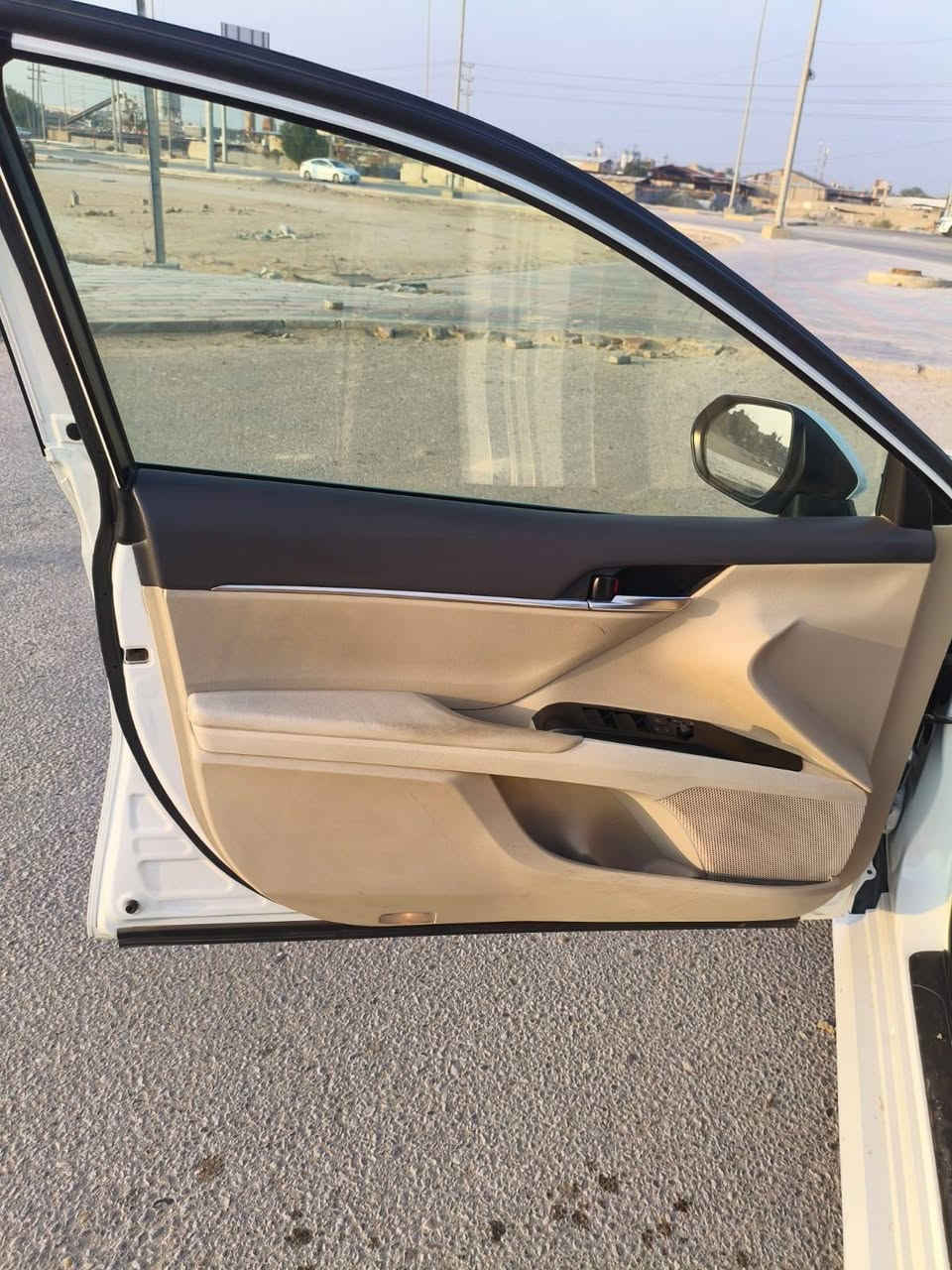 سلام عليكم كامري موديل 2023 هايبرد وكاله عبد لطيف فول مواصفات 
فتحه 
حساسات 
مري شفط
تحكم ستيرن
3 وضعيات قياده
شاشه 
مانع انزلاق
بصمه 
بعد هواي مواصفات حلوا 
سياره بيها بنيد مبدل 
وبيه باردين واحد باب سايق وثاني بجاملغ الخلفي جهت سايق بدون دواخل شواصي سليمه ولرانكيتات سليمه مكينه وكير حلوا شلعه ومعدل بشرط سعر 230 وبيها مجال للشراي مكاني كربلاء ***********
***********
