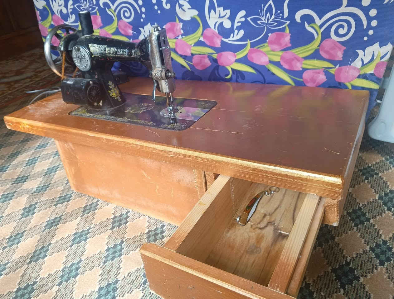 سلام عليكم متوفر ميز أرضي لمكاين الخياطه كما موظح في الصورة.. والصندوق تسكام. تواصل على رقم هذ واتساب 
***********
