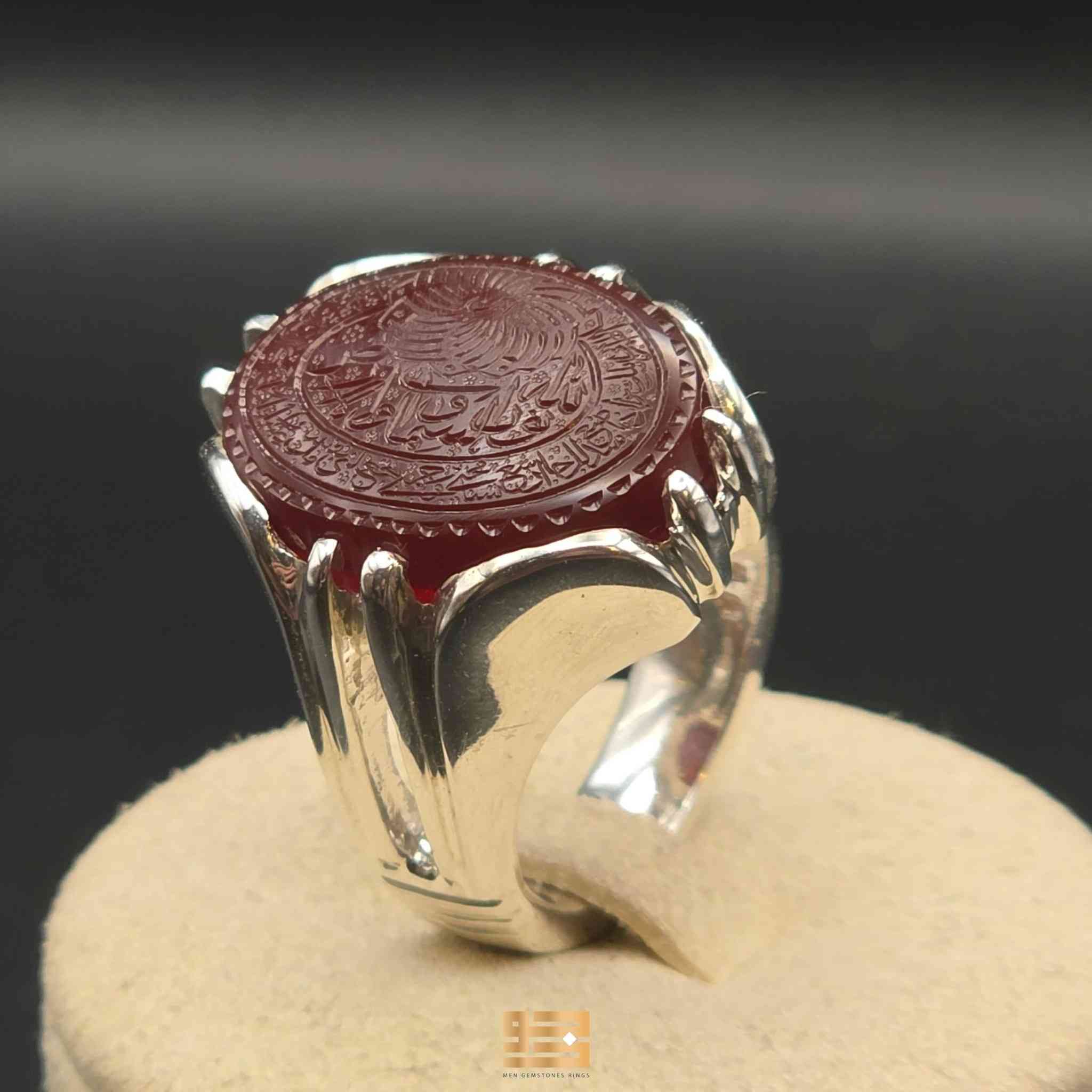 ﷽
خاتم رجالي
حجر عقيق يماني كرزي
صياغة بحرينية "حمادة vip"
فضة 990
منقوش في الوسط "الله نور السماوات و الارض" 
و على الدائر مقطع من دعاء كميل "اللّهُمَّ إِنِّي أَسأَلُكَ سُؤالَ خاضِعٍ مُتَذَلِّلٍ خاشِعٍ، أَنْ تُسامِحَنِي وَتَرْحَمَنِي، وَتَجْعَلَنِي بِقِسْمِكَ راضِياً قانِعاً، وَفِي جَمِيعِ الأَحْوالِ مُتَواضِعاً"
بنقش أنيس و إمضائه

القياس 26.5
الوزن 27.4 غرام
مقاس الحجر 2.2 تقريبا

للمشاركة في المزاد الأسبوعي على واتساب:
🔗 https://chat.whatsapp.com/GAK4nGjC5FC8BV5OaeH8Uw?mode=gi_t


**إذا كنت صاحب هذا الإعلان وتريد حذفه لأي سبب، رجاءا أرسل رسالة إلى الدعم الفني**