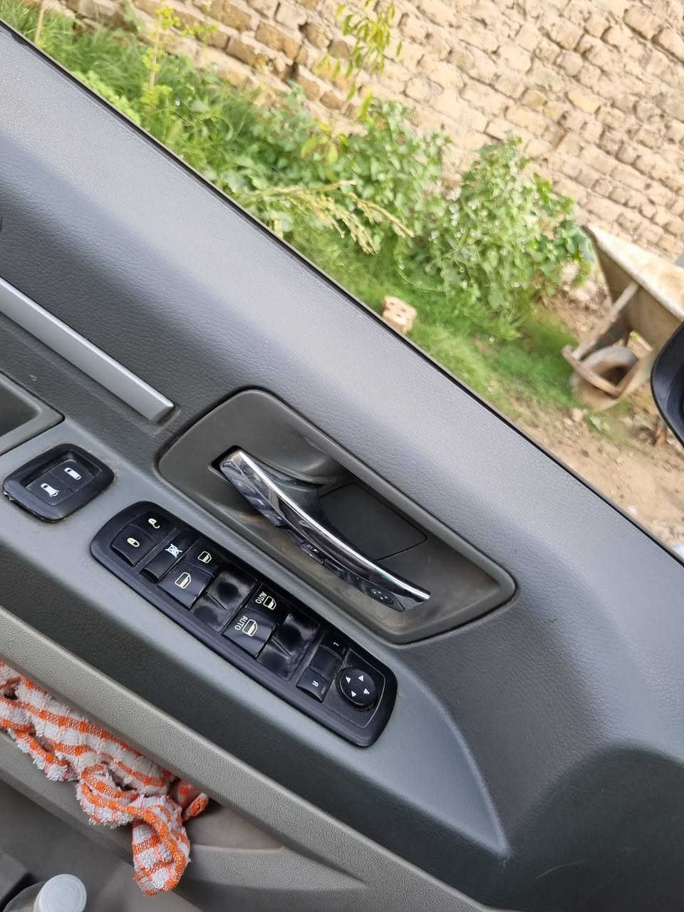 السلام عليكم دوج كرفان موديل ٢٠٠٩للبيع فقط بدون مراوس ابواب مع الجام كهرباء حادثها جاملغ خلفي جهه السايق مع قليل من الجنطه مكان السياره بغداد الوزيرية هاتف ***********
