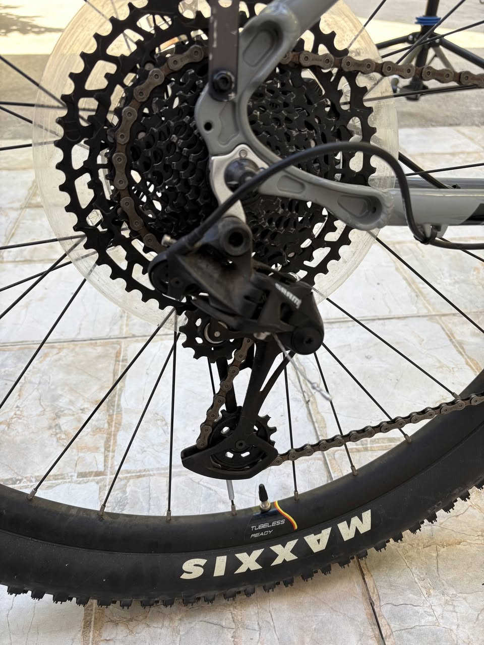 للبيع / للاستفسار عبر واتساب ***********
Brand 
Silverback
Product
Silverback SE Series 8 29'' Hardtail Mountain Bike Thunder Grey
Wheel Size
29"
Brake Type
Hydraulic Disc Brake
Front Travel
100mm
Fork
SR Suntour XCT30 Coil, 100mm Travel, Hydraulic Lockout with Preload Adjuster

Handlebars
Alloy Handlebar, Dia: 31,8mm, 680mm, 9° Backsweep, 12mm Rise, Sanblasted Black
