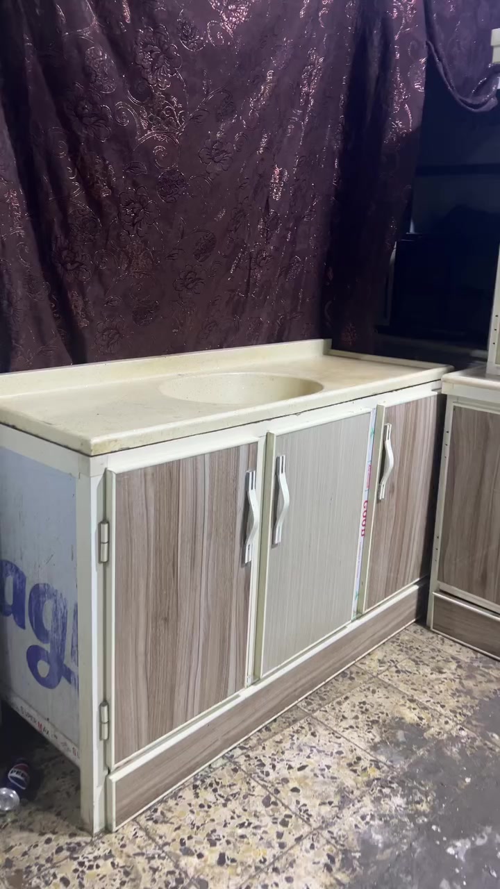 كاونتر ثلث امتار وسنك متر ونص نضيف اخو جديد اي استفسار ع رقم ***********
