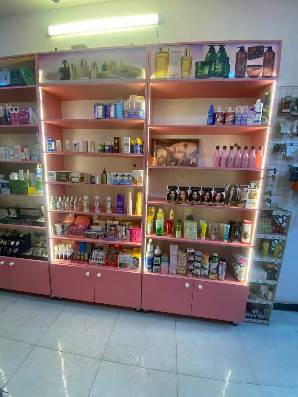 رفوف محل عدد 6 للبيع المكان شارع فلسطين
*********** 
رفوف نضافه 100‎%‎ 

درجه اولى وتر بروف واناره داخليه القياس متر وربع *مترين ونص 
مع رف تعليق 

السعر 800 وبيهم مجال بسيط حق الجية
