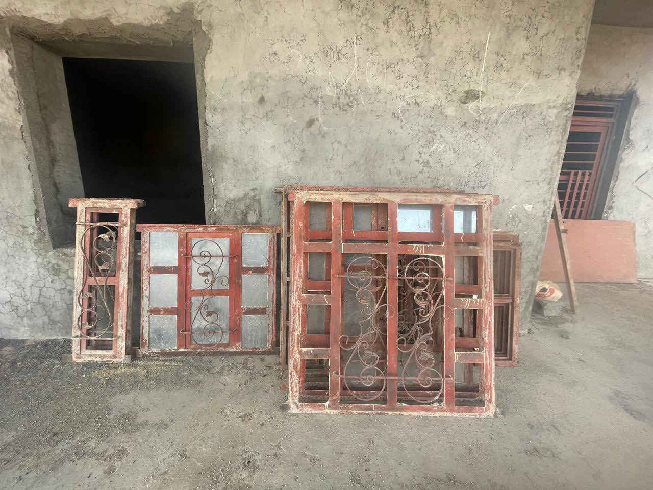 السلام عليكم
موجود بوب وشبابيك حديد للبيع 
بوب خارجيه عدد 2 
1 باب طول 250 وعرض 140
2 باب طول 250 وعرض 110
شبابيك عدد 9
6 شبابيك قياس واحد طول 130 وعرض 120
وشباك مطبخ طول 100 وعرض 100 
وشباكين كندور طول 120 وعرض 40 

للشراي يتصل على هاذ الرقم ***********
