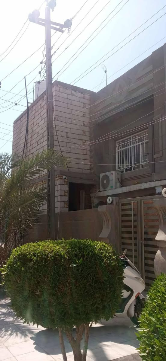 بنايه طابو صرف مساحتها ١٨٨ م واقع حال أكثر في الثوره ركن على شارع تجاري سايدين تتألف من اربع محلات تجاريه مؤجره وشقه خارجيه تتألف من صاله ومطبخ وغرفة نوم واحده وصحيات عدد/٢ وبيت طابقين يتكون من  اربع غرف نوم+ مطبخ+ صاله عدد/٢ +
استقبال+ صحيات داخليه وخارجيه عدد/٣+ حديقه خارجيه تحتوي على نخلات  عدد/٥ نوعيات فاخره للاستفسار***********
