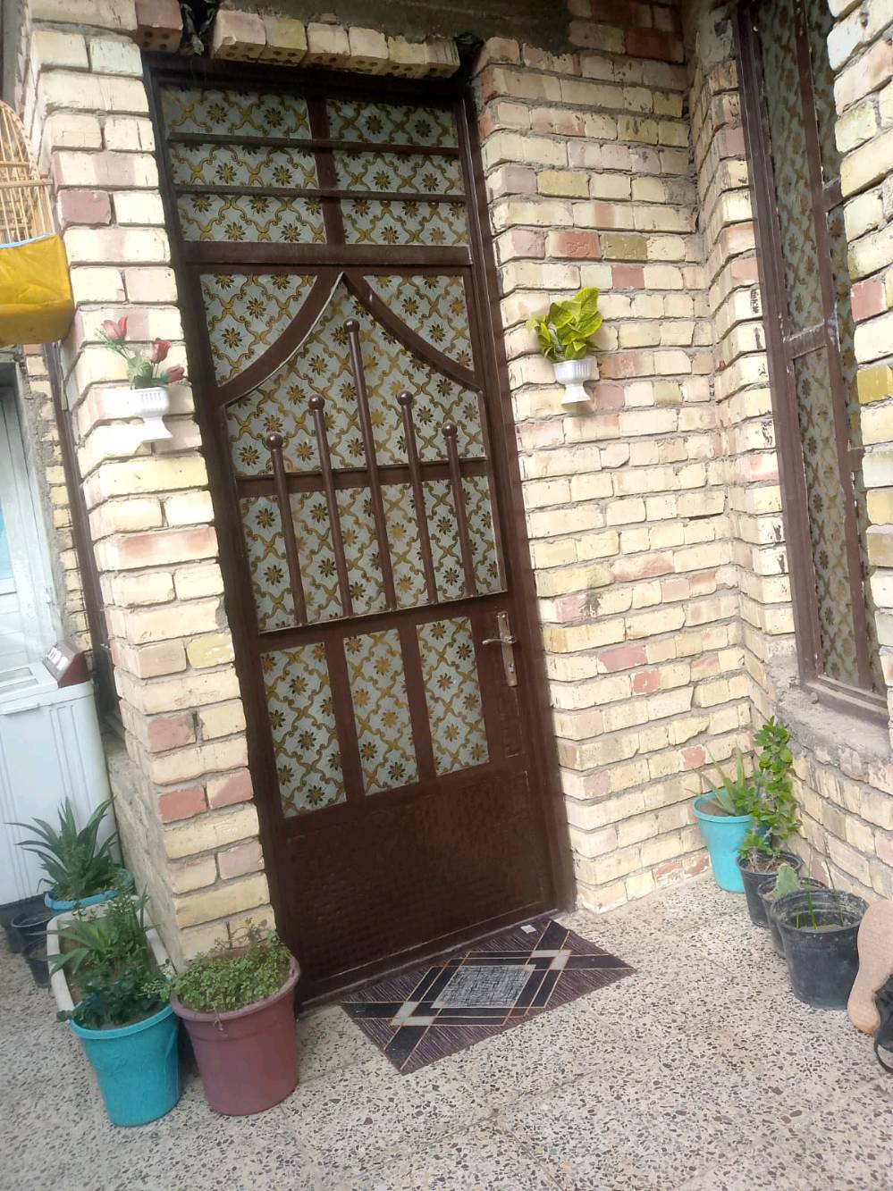 بيت للبيع او مراوس 
مساحه 100 متر  زراعي سند 117مربع طابق ونص 
العنوان الشعب المربع الي بصف حي المهندسين فتحه ملعب سانسيرو قريب عل شارع 
للاستفسار الاتصال على الرقم او واتساب ***********