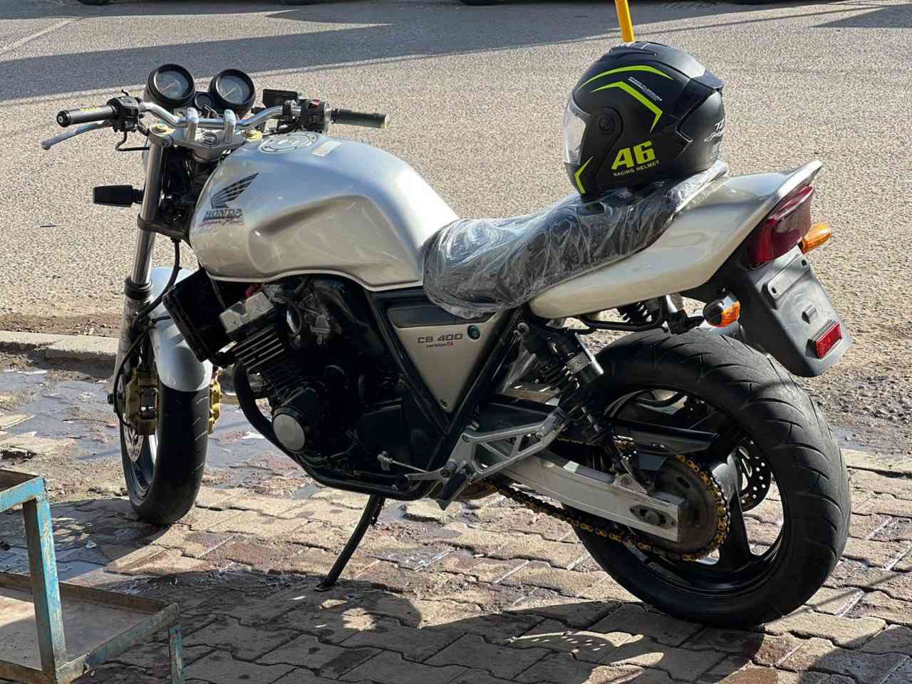 سلام عليكم
سيبي فور جيل أول400 نضيفه وحلوه شلعه وبطناش يحتاجله ترتيب شوي سعرهه 14 ورقه وبيه مجال لشراي رقم لاتصال***********
